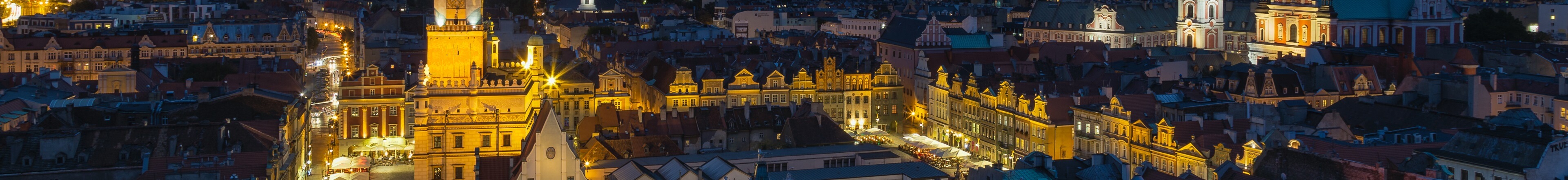 Poznań - rozświetlona starówka nocą widziana z lotu ptaka